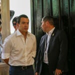 Primera dama de Ecuador vota el referendo coonvocado por el presidente Daniel Noboa