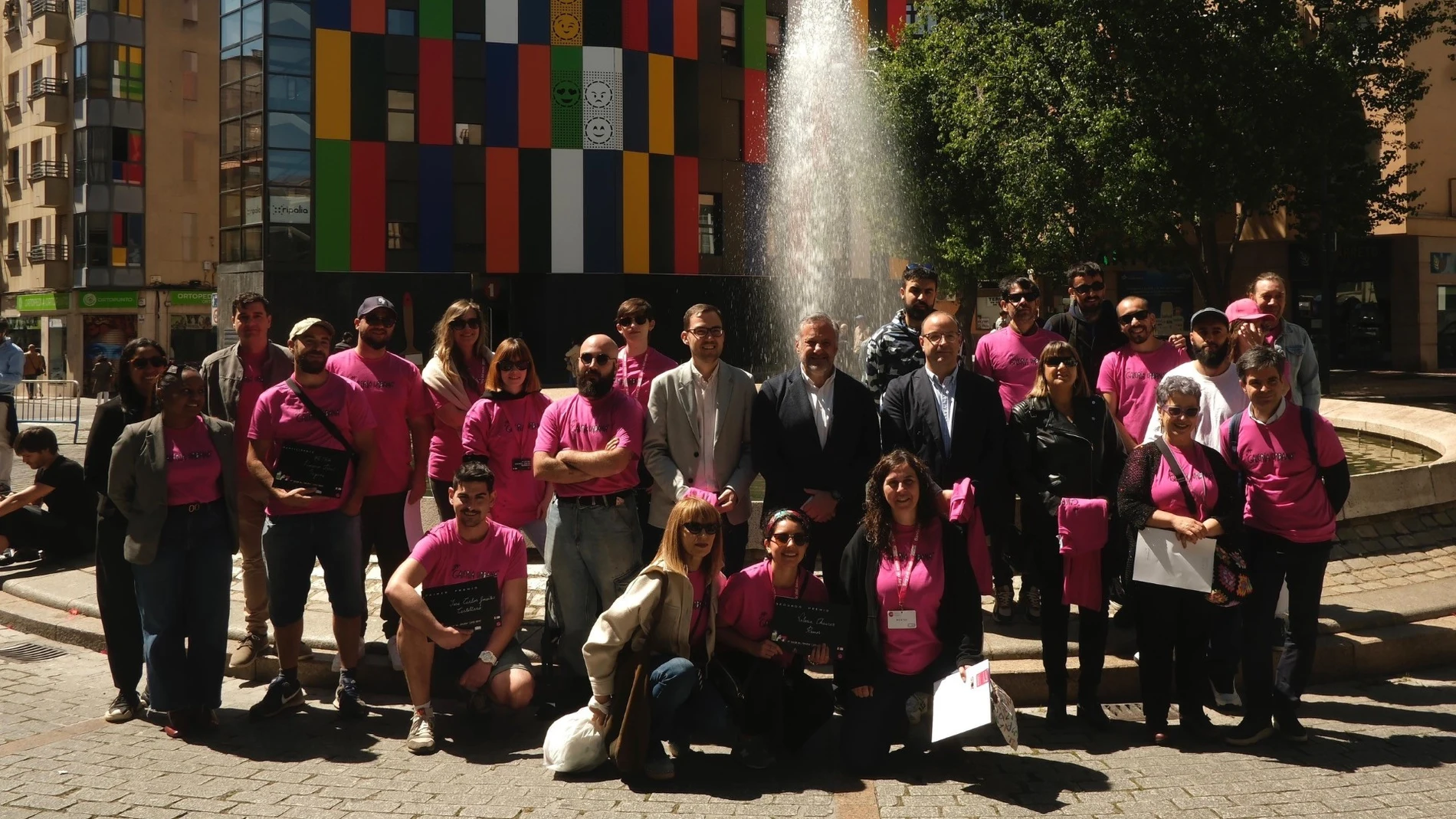 El presidente de las Cortes, Carlos Pollán, junto a los participantes en el certamen