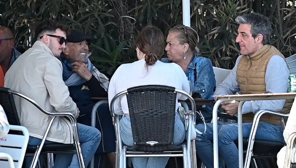 Julián Muñoz disfruta del buen tiempo con Mayte Zaldívar y su pareja, Fernando Marcos