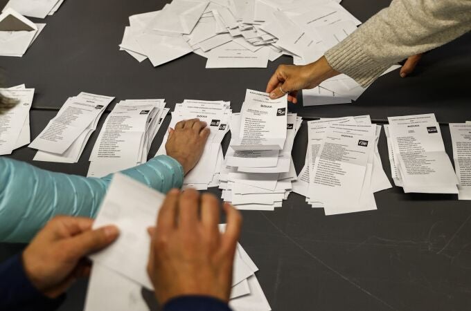 Recuento de papeletas en un colegio tras la jornada electoral vasca, hoy domingo el Bilbao. 