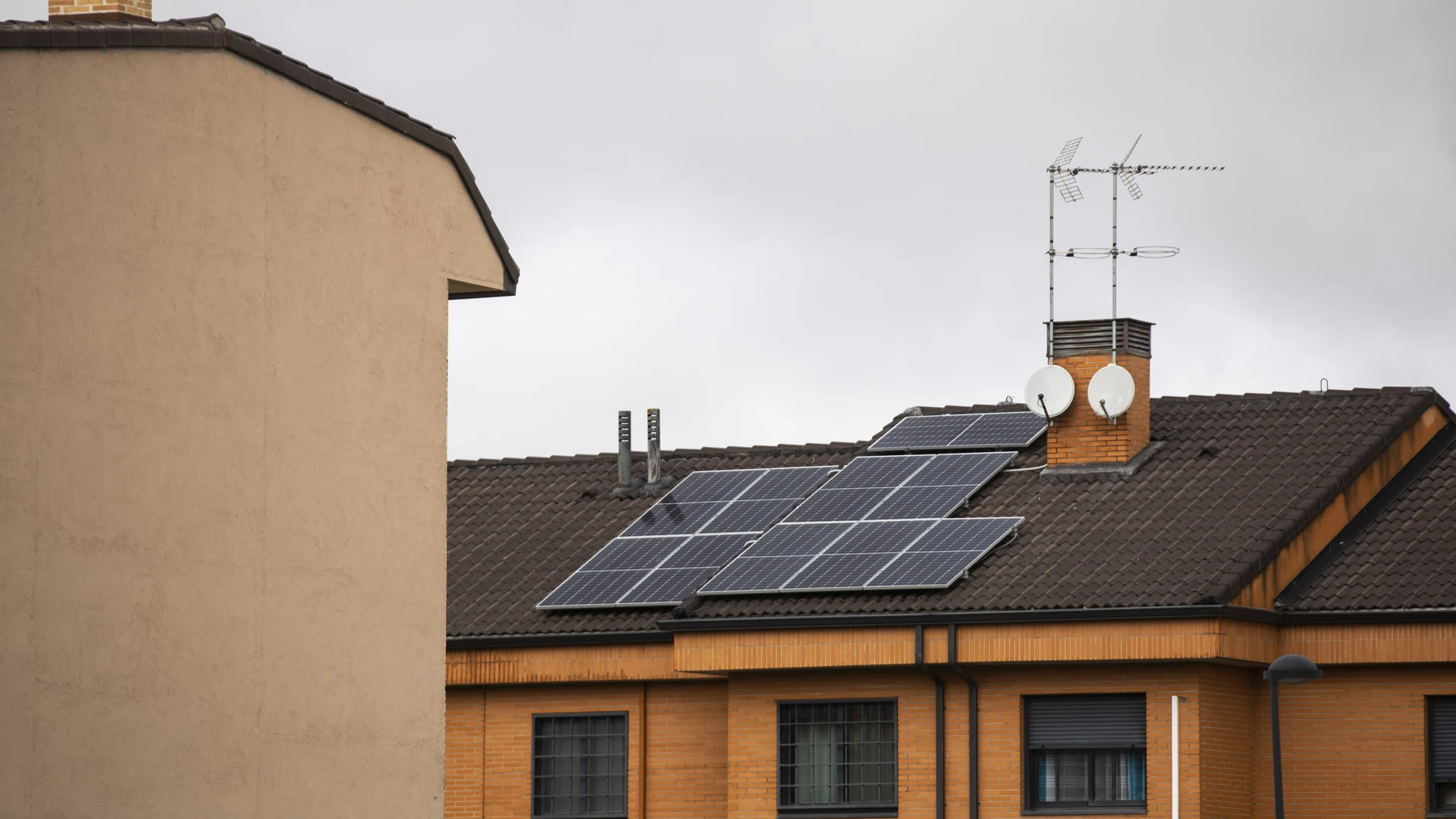 Imagen de una vivienda con placas solares en su tejado.