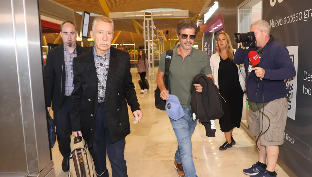 Rodolfo Sancho y su abogado, Marcos García Montes en el aeropuerto Adolfo Suárez Madrid Barajas.