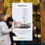 Cartel de una entidad bancaria anunciando el cambio del tipo de hipoteca. 