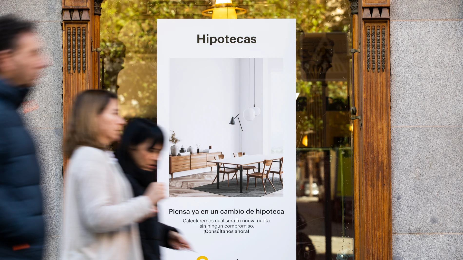 Cartel de una entidad bancaria anunciando el cambio del tipo de hipoteca.
