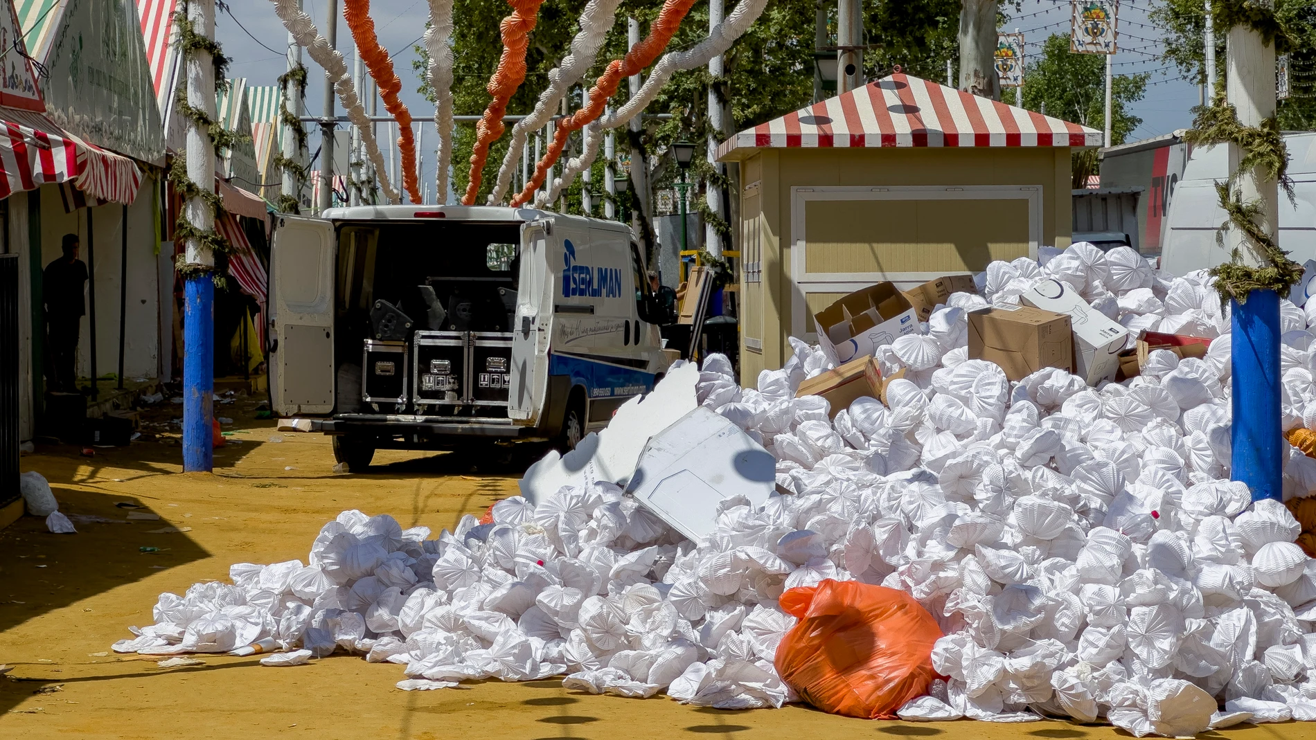 SEVILLA, 21/04/2024.- Desmontaje de la Feria de Abril, este domingo en Sevilla. La Feria de Abril de 2024 ha terminado con una afluencia de 3.146.698 personas, según lo detectado por las cámaras instaladas en el real y el uso de medios aéreos como drones, lo que supone un 51,6 % más que en 2023. EFE/ David Arjona