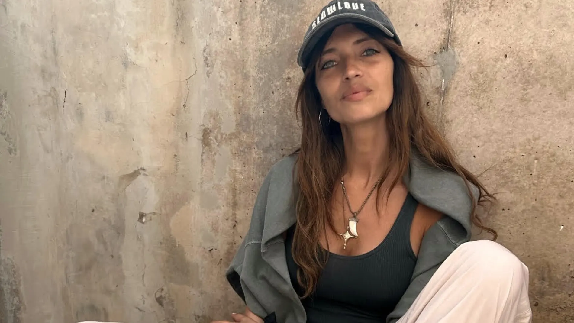 Sara Carbonero y su look de madre futbolera.