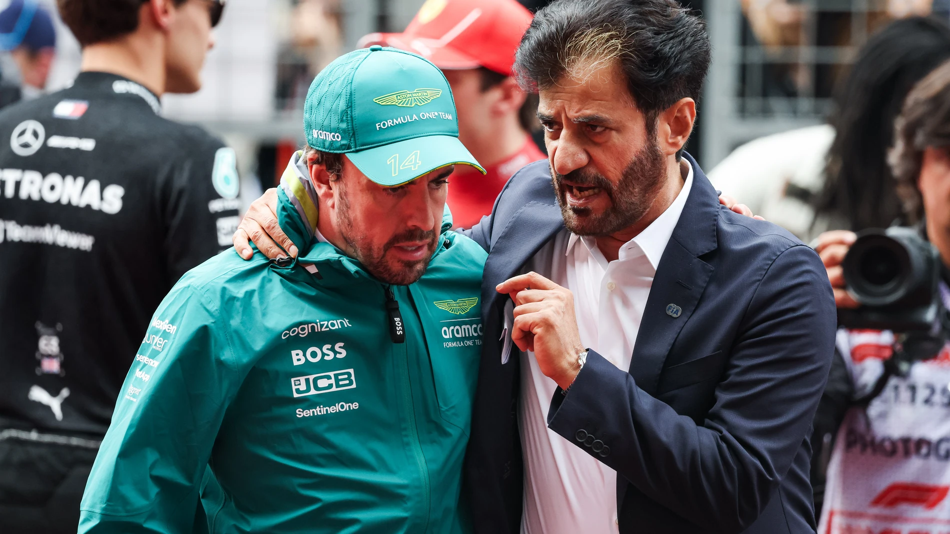 Fernando Alonso escucha al presidente de la FIA Ben Sulayem