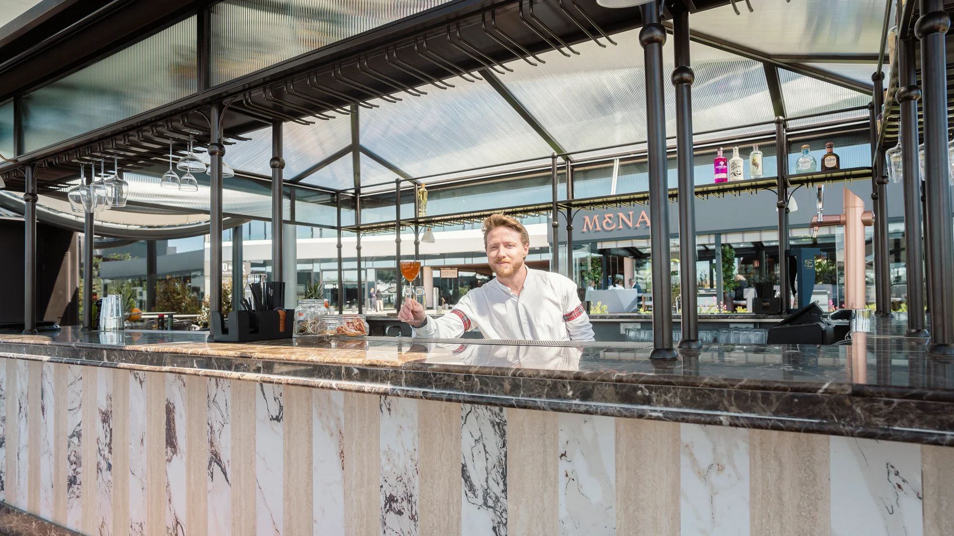 Rafael Belmonte es el barman de La Terraza del Lago de Mena, en La Finca GrandCafé