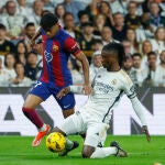 Lamine Yamal disputa un balón con Eduardo Camavinga en el último Clásico