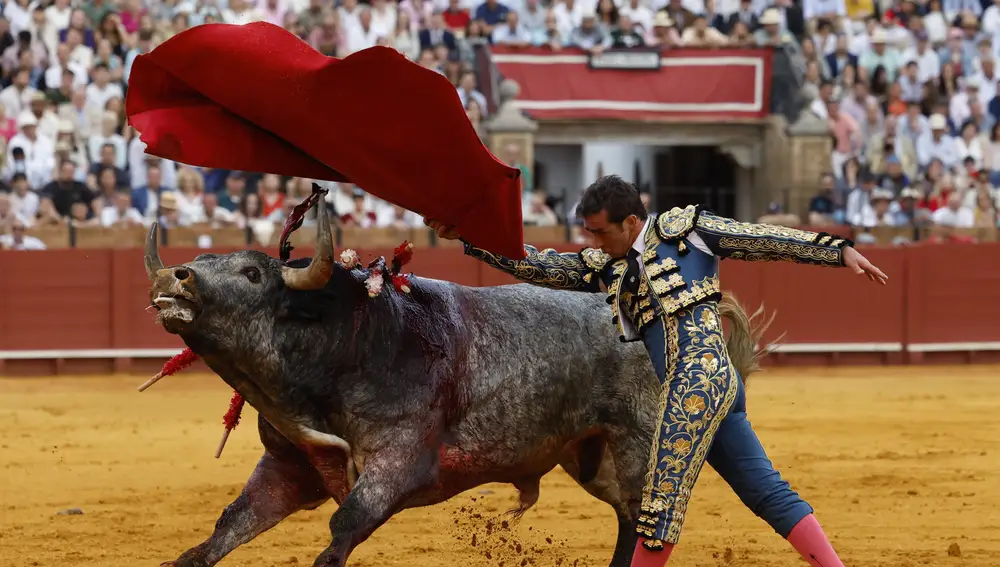 El diestro David Fandila "El Fandi" con el cuarto toro de la tarde en el último festejo de la Feria de Abril, hoy domingo en la Real Maestranza de Sevilla, con toros de Miura.