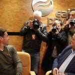 El presidente del PNV Andoni Ortuzar, (d) junto al candidato a Lehendakari y ganador de los comicios vascos Imano Pradales, (i) este lunes en la reunión de la Ejecutiva del PNV para analizar los resultados de las elecciones autonómicas celebradas este domingo, en las que el PNV ha ganado en votos y ha empatado a escaños con EH Bildu.
