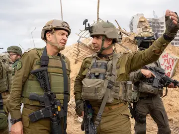 El jefe de la Dirección de Inteligencia, Aharon Haliva (i), solicitó este lunes poner fin a su cargo castrense, al considerarse responsable de la inacción militar que no evitó el ataque múltiple de Hamás del pasado 7 de octubre en el que murieron 1.200 personas en territorio israelí. El jefe de la Dirección de Inteligencia, Aharon Haliva (i), solicitó este lunes poner fin a su cargo castrense, al considerarse responsable de la inacción militar que no evitó el ataque múltiple de Hamás del pasado 7 de octubre en el que murieron 1.200 personas en territorio israelí.