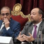 El secretario general de Universidades, Ramón Herrera, con el rector de la US, Miguel Ángel Castro