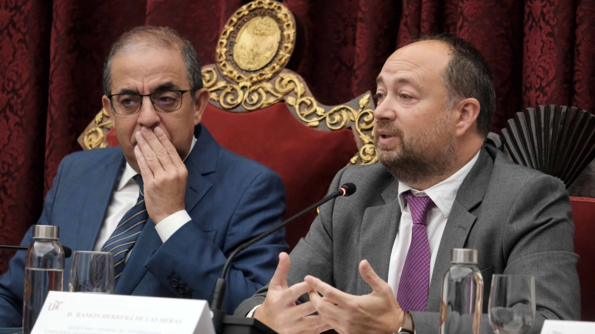 El secretario general de Universidades, Ramón Herrera, con el rector de la US, Miguel Ángel Castro