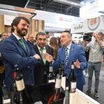 García-Gallardo recorre el expositor de "Tierra de Sabor" en el Salón Gourmets junto a Juan Pedro Medina y Rafael Sáez