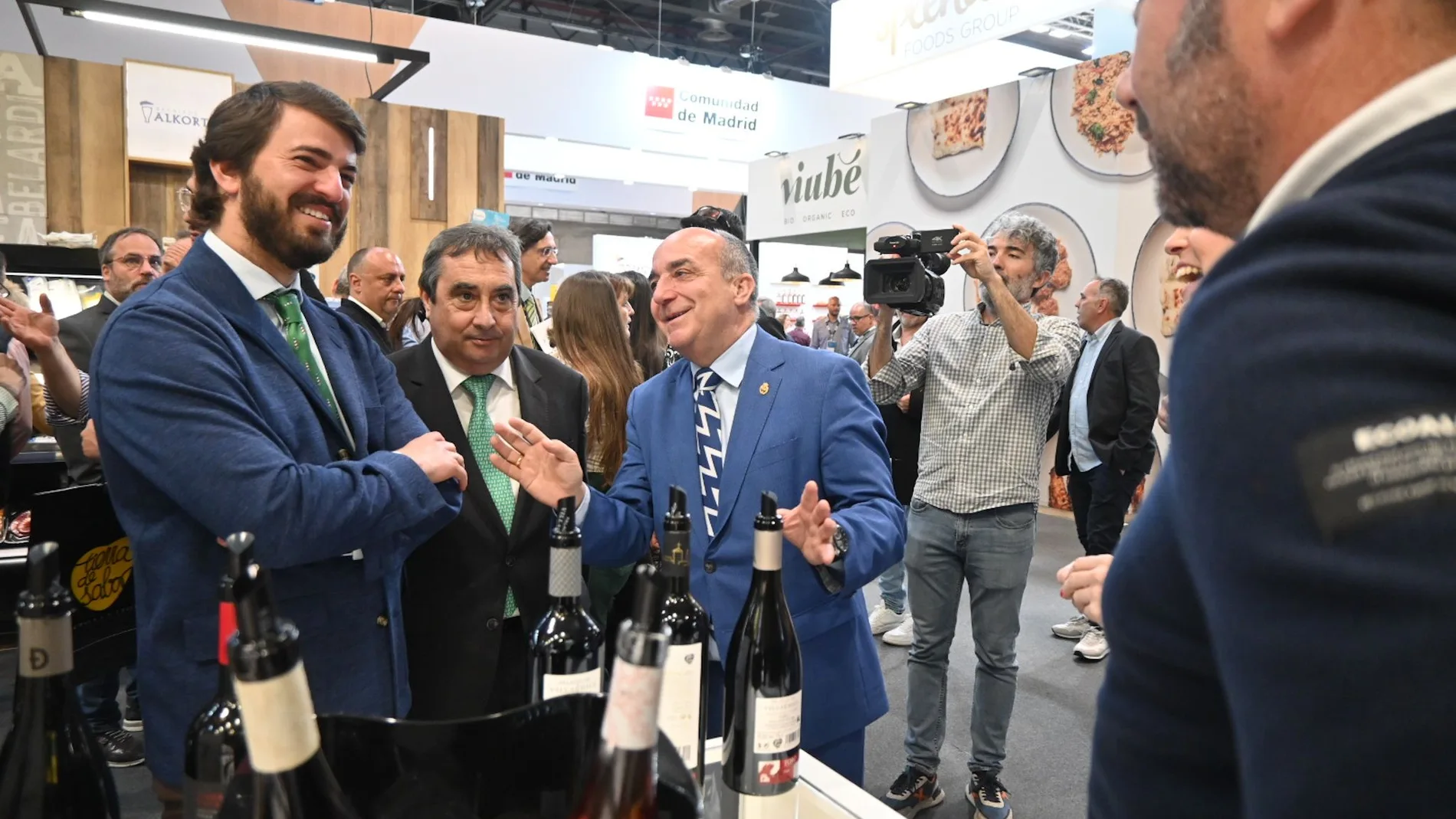 García-Gallardo recorre el expositor de "Tierra de Sabor" en el Salón Gourmets junto a Juan Pedro Medina y Rafael Sáez