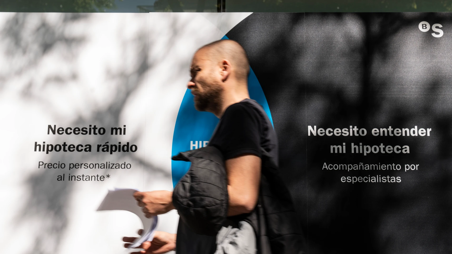 Anuncios de hipotecas en un banco de Madrid.