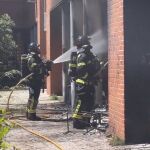 Cinco dotaciones de Bomberos sofocan un incendio en un inmueble de Puentes de Vallecas (Madrid) con 9 intoxicados leves