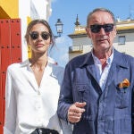 Rocío Crusset junto a su padre, Carlos Herrera, en los toros. 