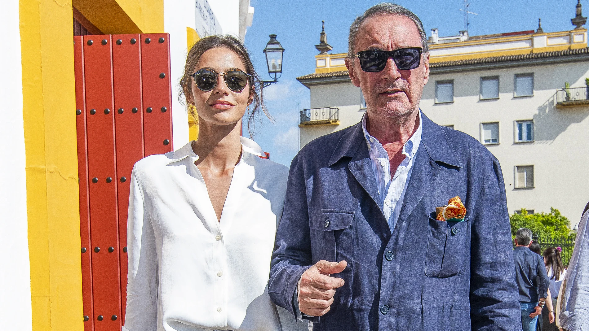 Rocío Crusset junto a su padre, Carlos Herrera, en los toros.