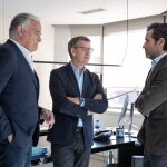Alberto Núñez Feijóo junto a Esteban González Pons y Borja Sémper en la sede nacional del PP.