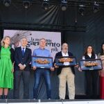 El presidente de la Diputación de Valladolid, Conrado Íscar, y el rector de la UVa, Antonio Largo, con los responsables de la Bodega "Javier Sanz Viticultor"