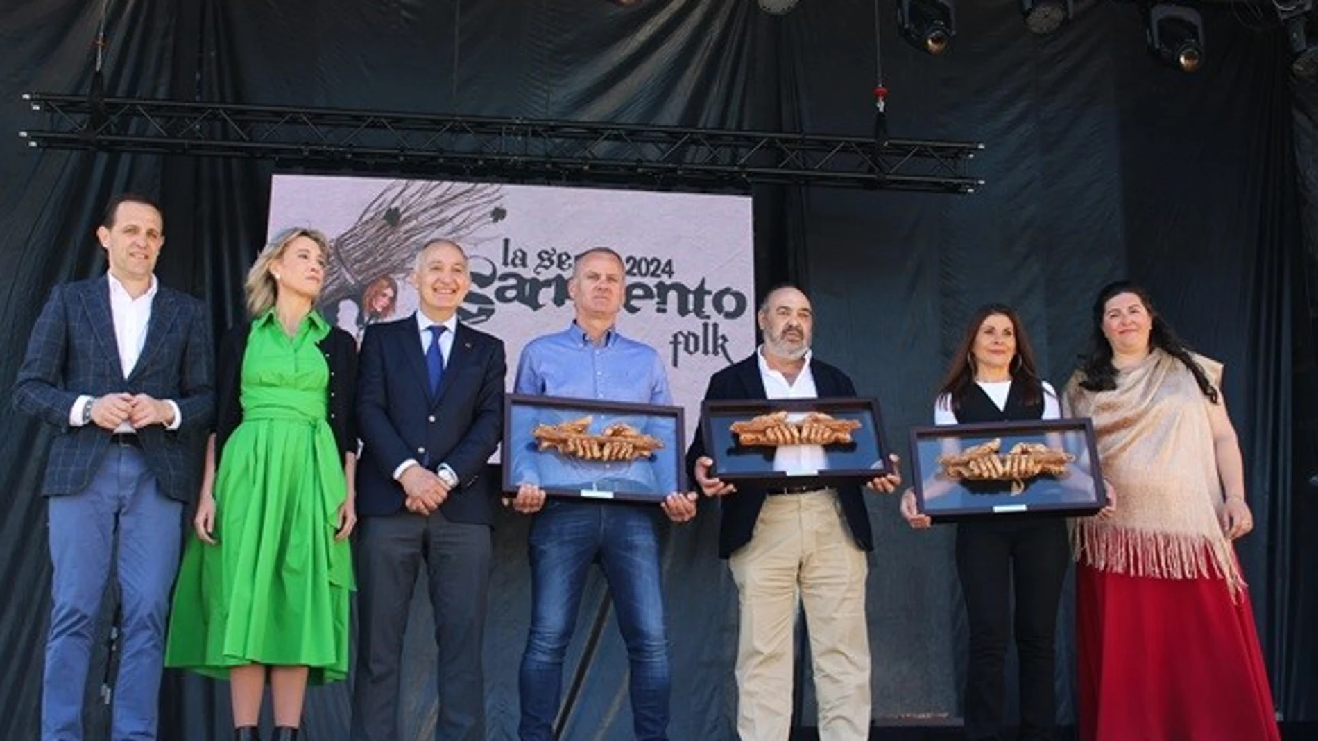 El presidente de la Diputación de Valladolid, Conrado Íscar, y el rector de la UVa, Antonio Largo, con los responsables de la Bodega "Javier Sanz Viticultor"