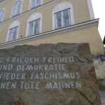 Austria.- Detenidos cuatro alemanes por dejar una ofrenda floral y realizar el saludo nazi en la casa natal de Hitler