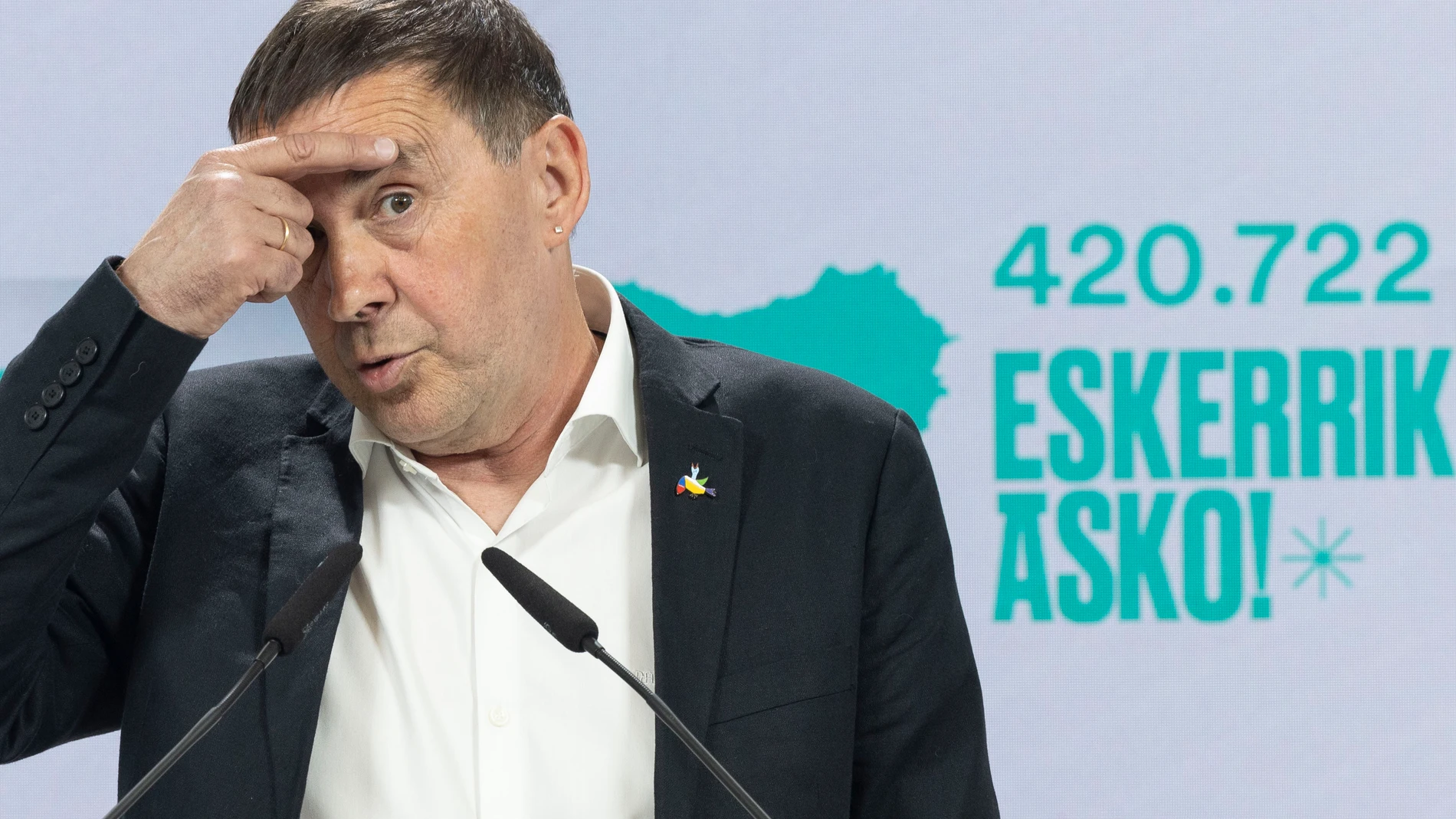 -FOTODELDÍA- SAN SEBASTIÁN, 22/04/2024.- El coordinador general de EH Bildu, Arnaldo Otegi, durante su comparecencia tras la reunión este lunes en San Sebastián de la Mesa Política de esta coalición para analizar los resultados de las elecciones autonómicas del 21 de abril. EFE/Javier Etxezarreta