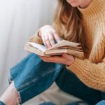 Persona leyendo un libro