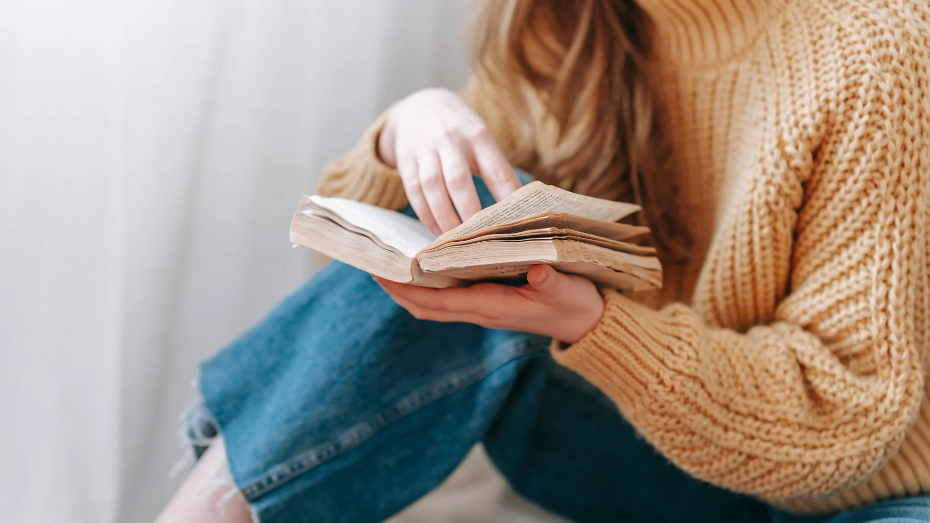 Persona leyendo un libro