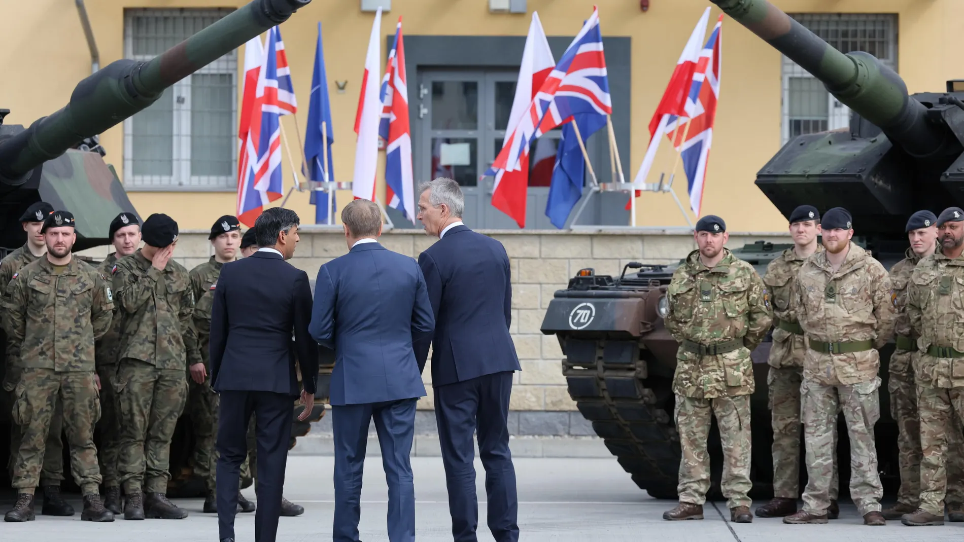 Warsaw (Poland), 23/04/2024.- (L-R) British Prime Minister Rishi Sunak, Polish Prime Minister Donald Tusk and NATO Secretary General Jens Stoltenberg visit the 1st Warsaw Armoured Brigade, in Warsaw, Poland, 23 April 2024. (Polonia, Reino Unido, Varsovia) EFE/EPA/PAWEL SUPERNAK POLAND OUT