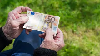 Las pensiones en España han tenido una serie de reformas y aumentos significativos en 2024 que ya cambian la vida de millones de pensionistas y jubilados Las pensiones en España han tenido una serie de reformas y aumentos significativos en 2024 que ya cambian la vida de millones de pensionistas y jubilados