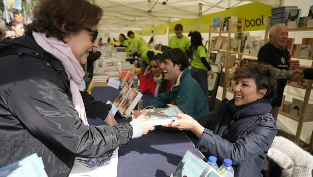 Sonsoles Ónega durante su firma de libros en Sant Jordi