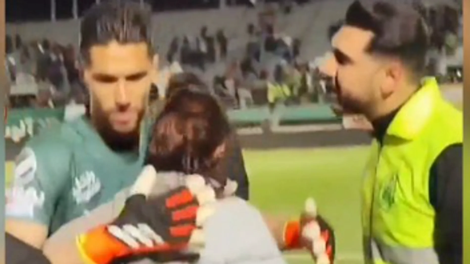 Suspenden a un portero internacional iraní por abrazar a una mujer tras un partido