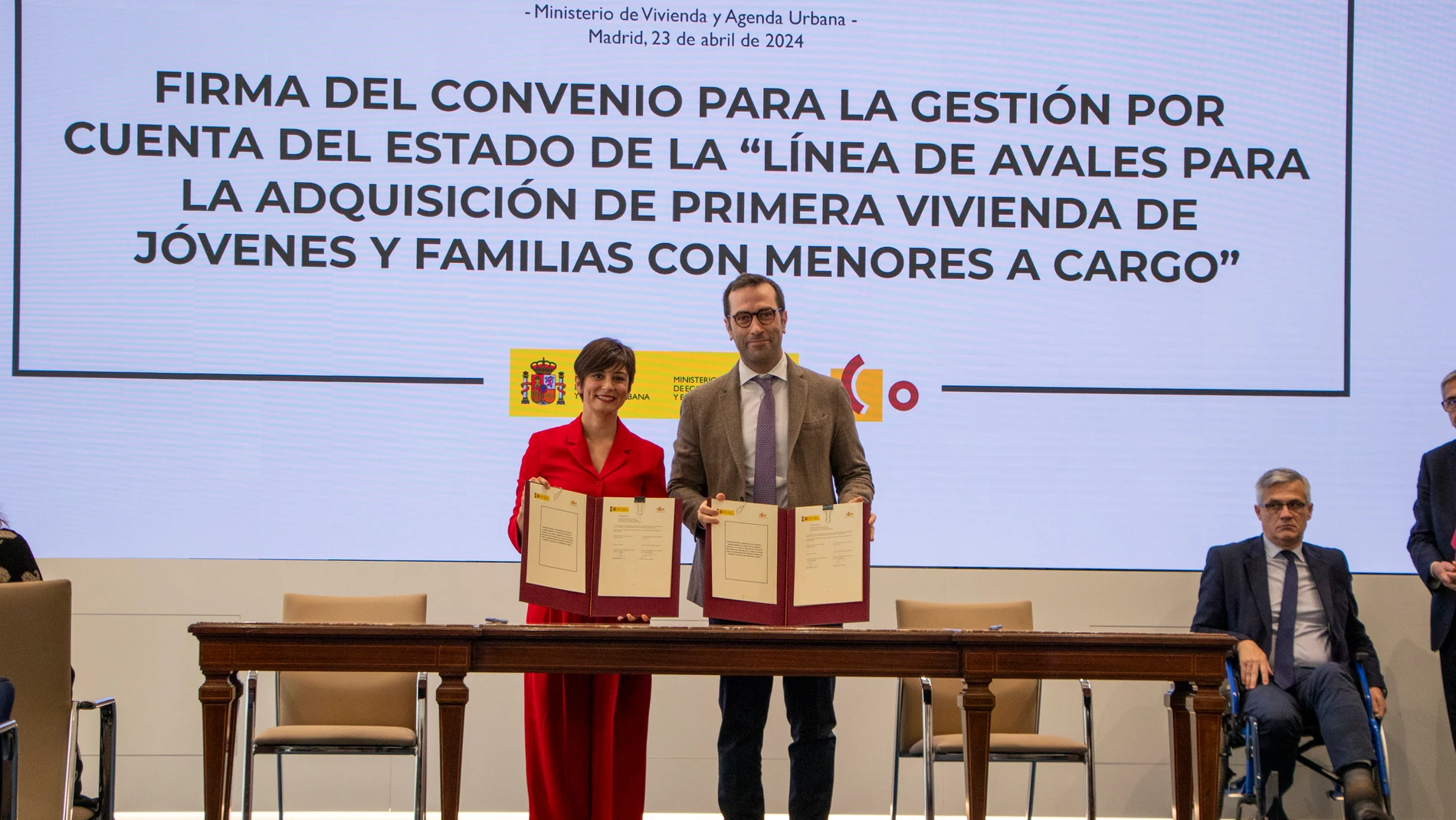 La ministra de Vivienda y Agenda Urbana, Isabel Rodríguez, y el ministro de Economía, Comercio y Empresa, Carlos Cuerpo, durante la firma de la línea ICO de avales para la adquisición de la primera vivienda. A 23 de abril de 2024. MINISTERIO DE VIVIENDA 23/04/2024