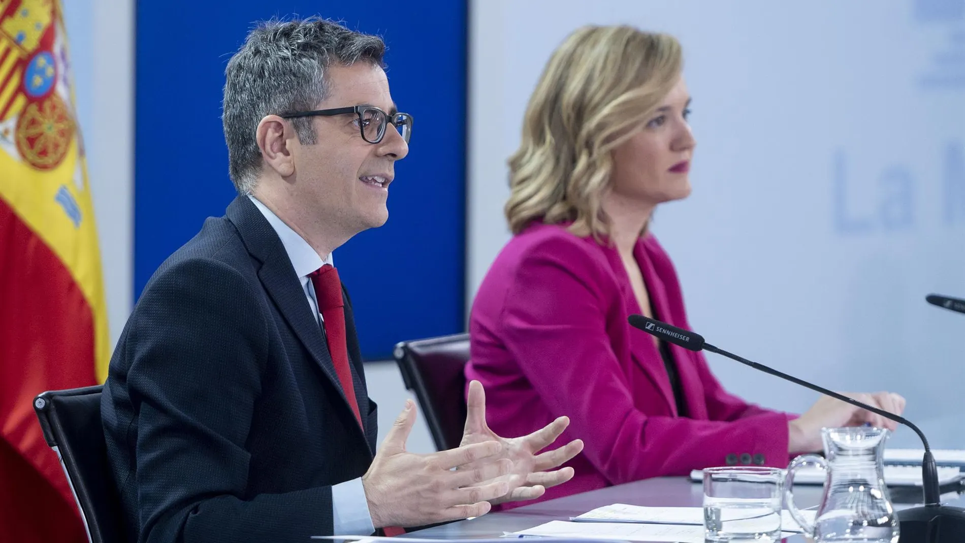 el ministro de Presidencia, Justicia y Relaciones con las Cortes, Félix Bolaños, junto a la ministra de Educación, Pilar Alegría, en rueda de prensa