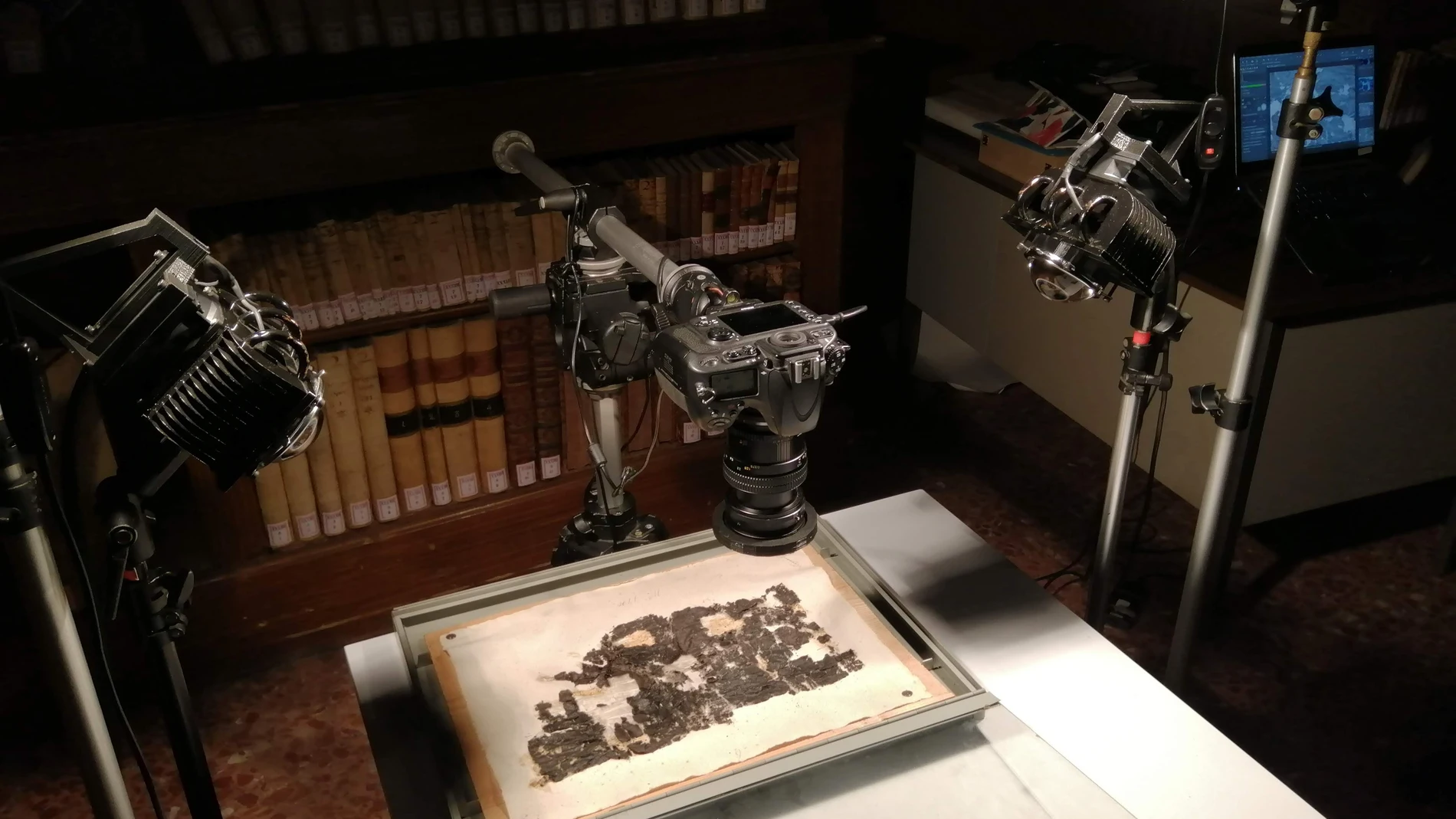 ROMA, 23/04/2024.- La lectura gracias a las nuevas tecnologías de los llamados papiros de Herculano, los escritos que se encontraron medio carbonizados en la ciudad cercana a Pompeya tras la erupción del Vesubio el año 79 d. C., han permitido conocer el lugar exacto de la tumba del filosofo Platón en la Academia de Atenas. EFE/ Consiglio Nazionale delle Ricerche / SOLO USO EDITORIAL/SOLO DISPONIBLE PARA ILUSTRAR LA NOTICIA QUE ACOMPAÑA (CRÉDITO OBLIGATORIO)