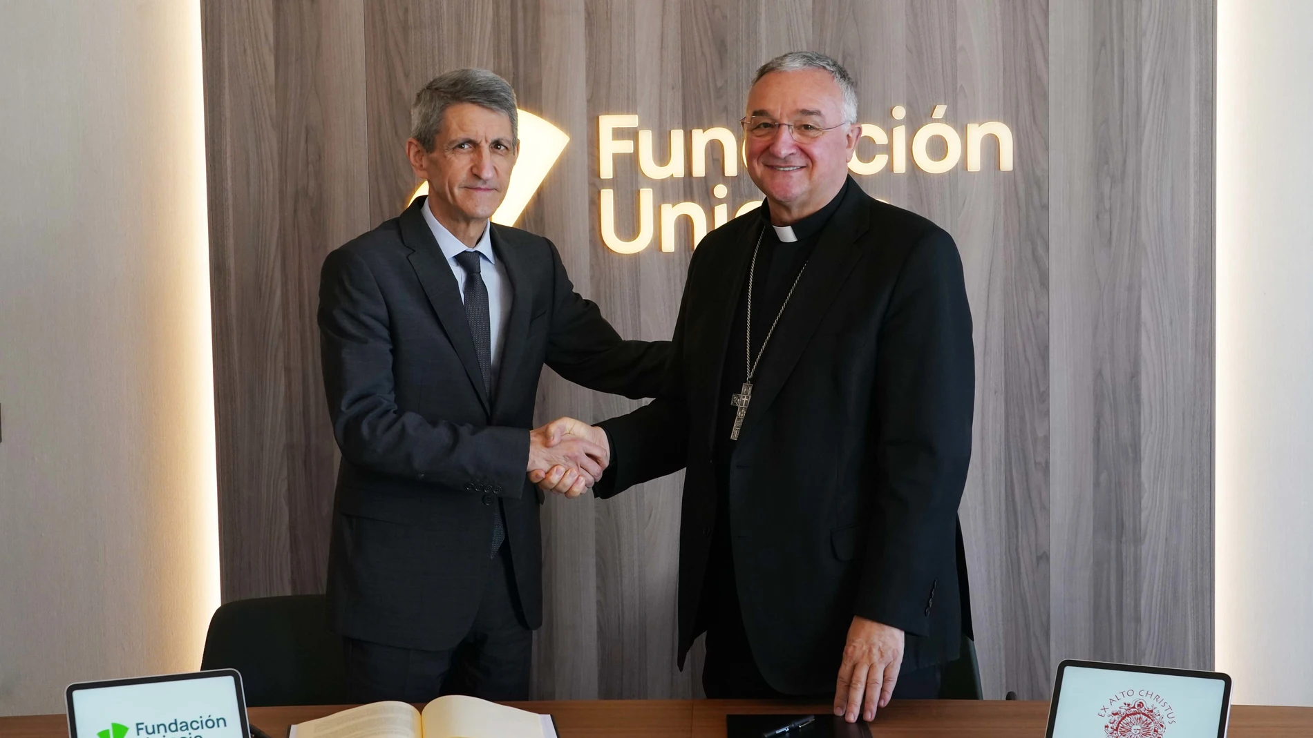 El presidente de la Fundación Unicaja, José M. Domínguez, y el obispo de Almería, Antonio Gómez Cantero. FUNDACIÓN UNICAJA 12/04/2024