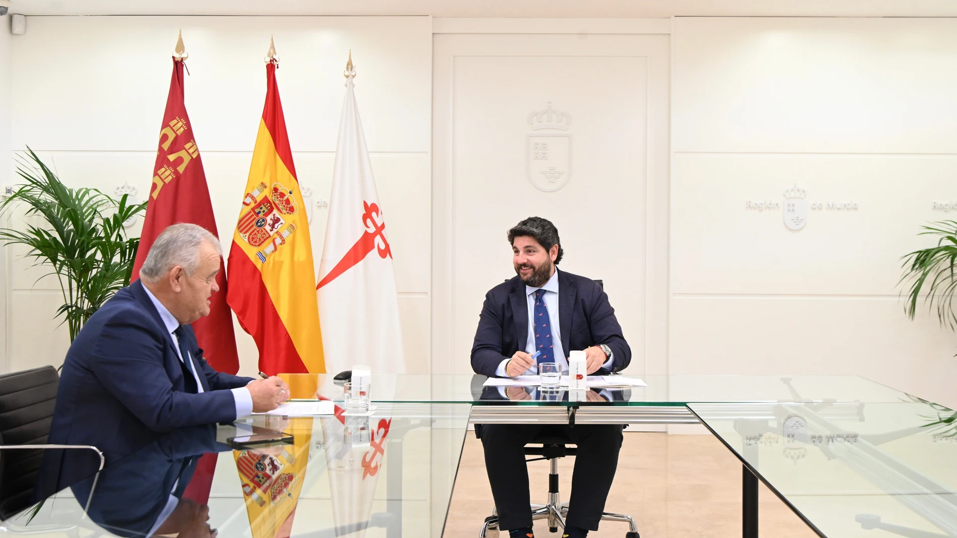 El presidente del Gobierno autonómico, Fernando López Miras, reunido con el alcalde de Totana, Juan Pagán CARM 23/04/2024