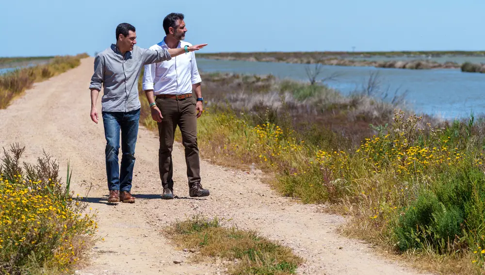 Juanma Moreno, junto a Ramón Fernández-Pacheco, durante su visita a los terrenos de la finca Veta la Palma