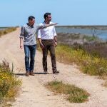 Juanma Moreno, junto a Ramón Fernández-Pacheco, durante su visita a los terrenos de la finca Veta la Palma