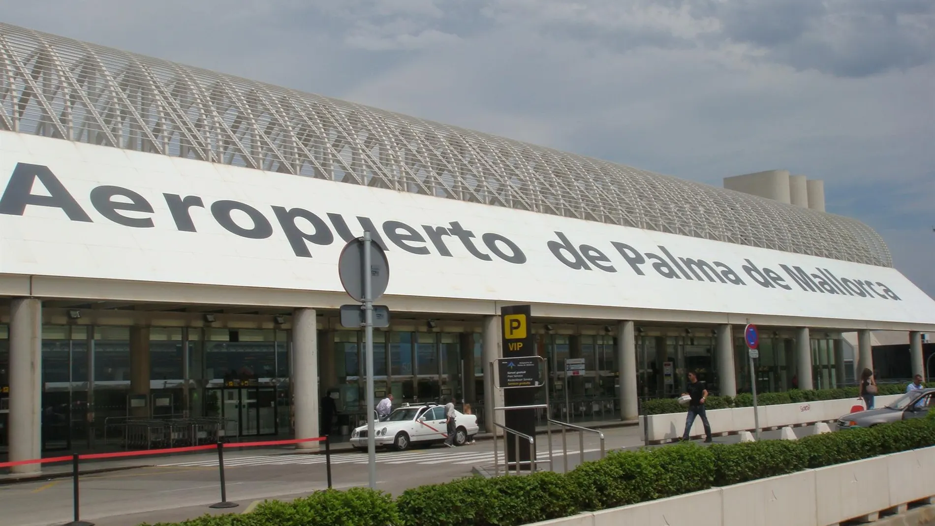 Una joven ingresa en la UCI tras ingerir un café con insectos de una máquina del aeropuerto de Palma