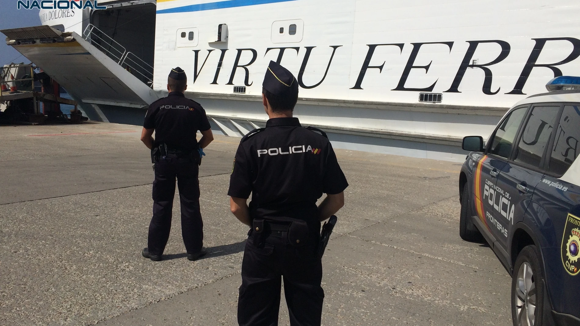 Agentes de la Policía Nacional en el Puerto de Tarifa