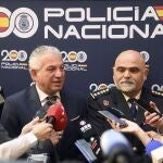 Sen atiende a la prensa tras asistir a la inauguración de la escultura que rinde homenaje a la Policía en Burgos
