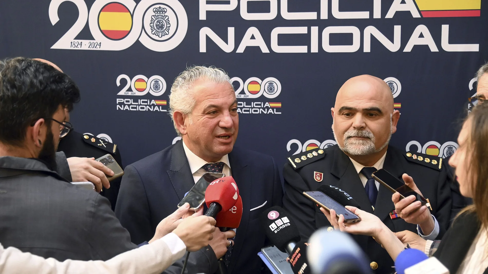Sen atiende a la prensa tras asistir a la inauguración de la escultura que rinde homenaje a la Policía en Burgos