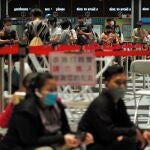 Ciudadanos de Taiwán hacen cola para recibir la vacuna contra la covid durante la pandemia