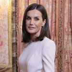 La Reina Letizia con vestido rosa floral.