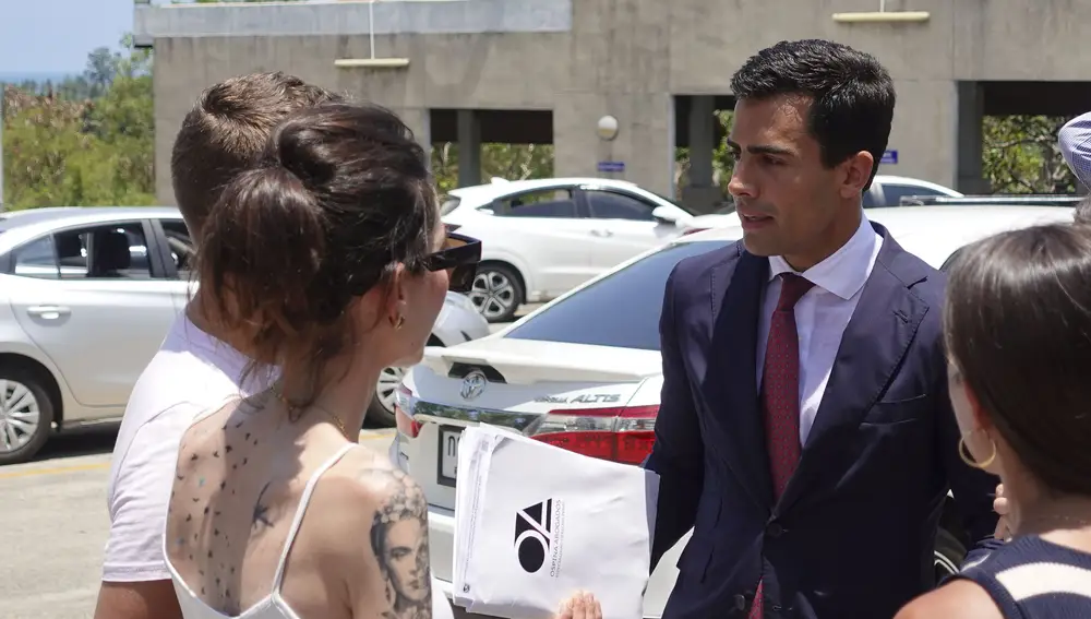 El abogado de la acusación Juan Gonzalo Ospina (d) en el tribunal de Samui este miércoles donde asiste a una nueva sesión del juicio contra el joven español Daniel Sancho en Tailandia por el supuesto asesinato del cirujano colombiano Edwin Arrieta. Daniel Sancho declarará finalmente este jueves, como estaba previsto, una vez concluya este miércoles el turno de la Fiscalía con un solo testigo.
