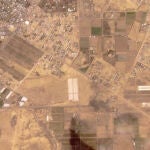 Imagen satelital que muestra la instalación de tiendas de campaña cerca de Jan Yunis, en la Franja de Gaza